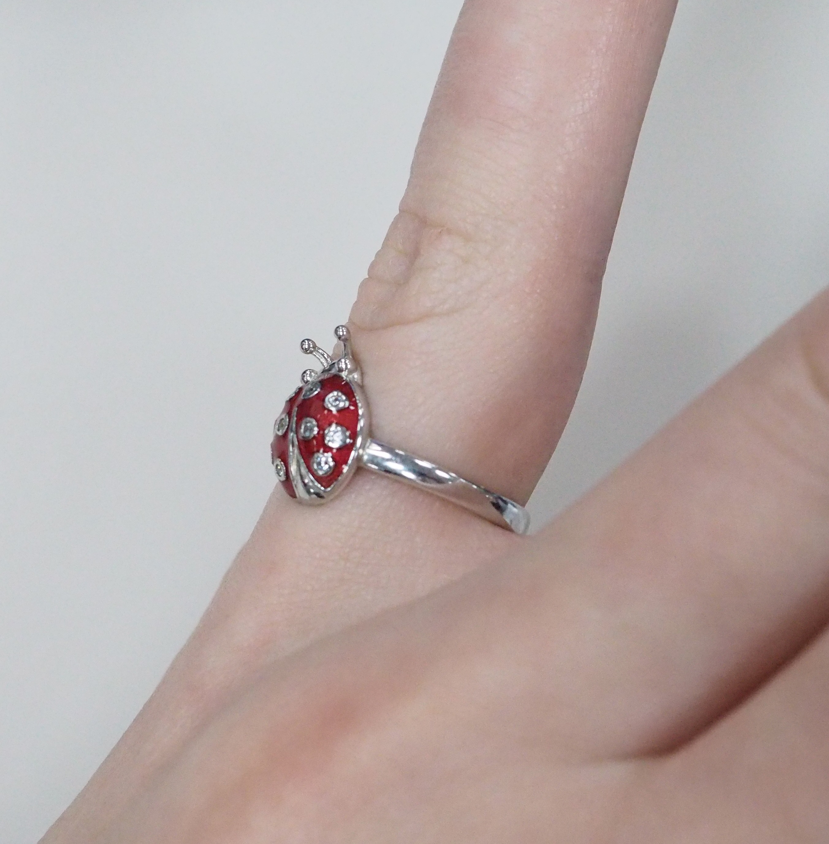 Серебряное кольцо 925 пробы; вставки 10 Фианит бесцв.; Эмаль красная;